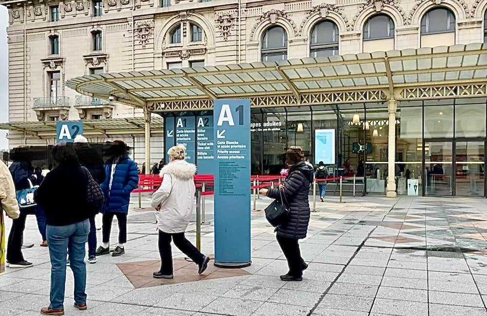 オルセー美術館の入口案内（A2：日時指定チケットのゲート）