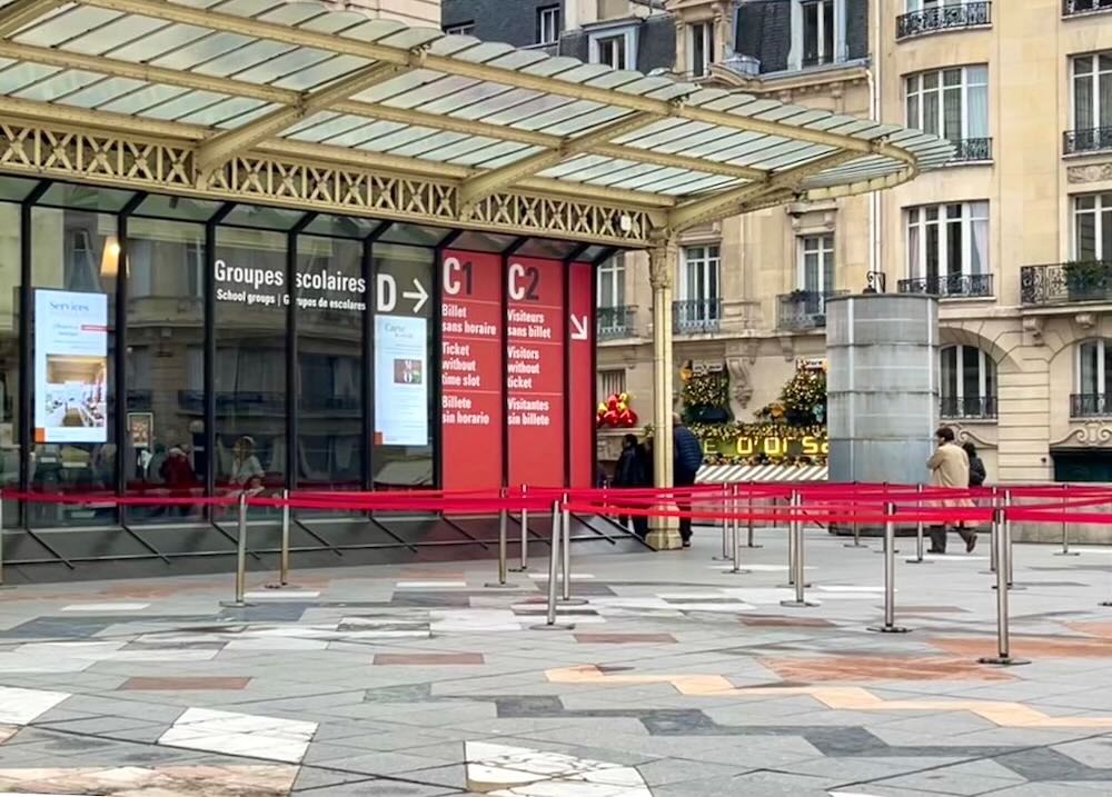 オルセー美術館の入口案内（C1：時間指定なし／チケットホルダー）