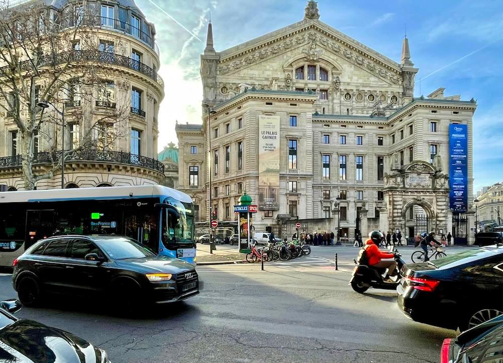 オペラ座近くに位置するギャラリー・ラファイエット周辺の街並み