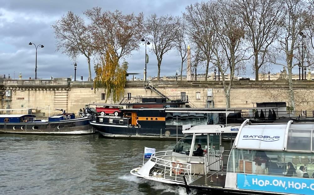 橋の下をくぐるセーヌ川クルーズ