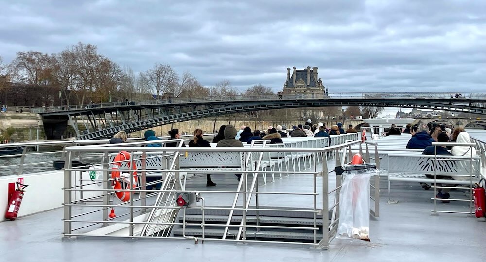 クルーズ後方に広がるセーヌ川の景色