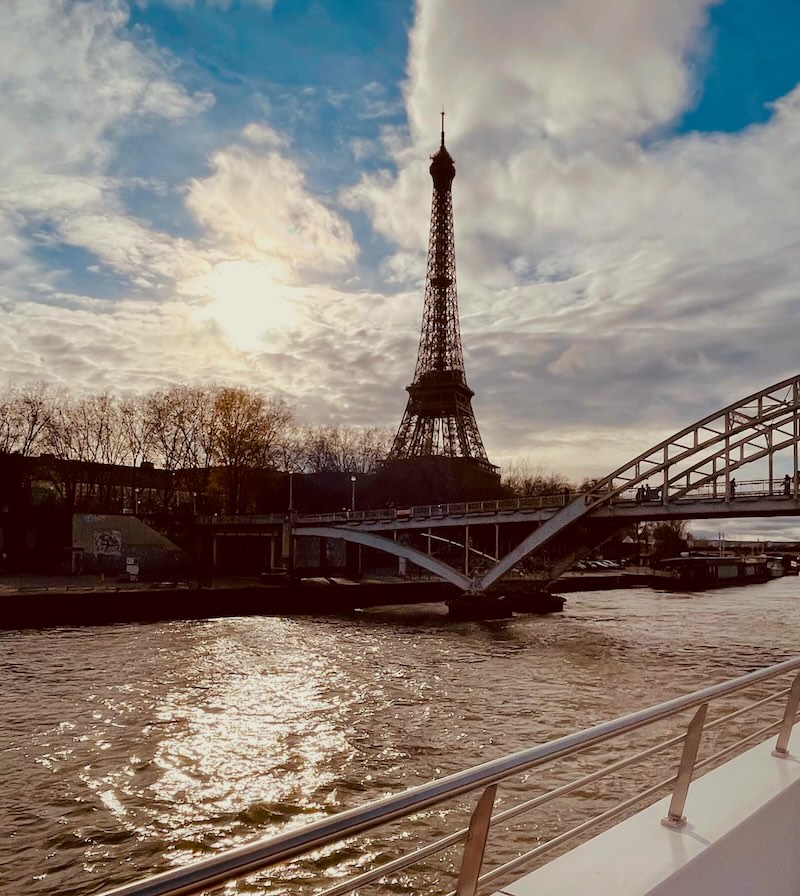 青空に映えるエッフェル塔とセーヌ川