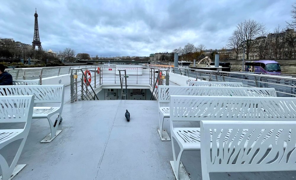 セーヌ川クルーズ 船上デッキと白いベンチ