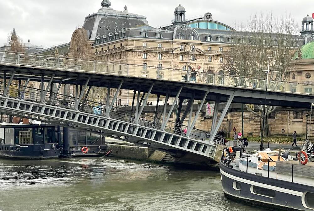 セーヌ川クルーズで橋をくぐる瞬間