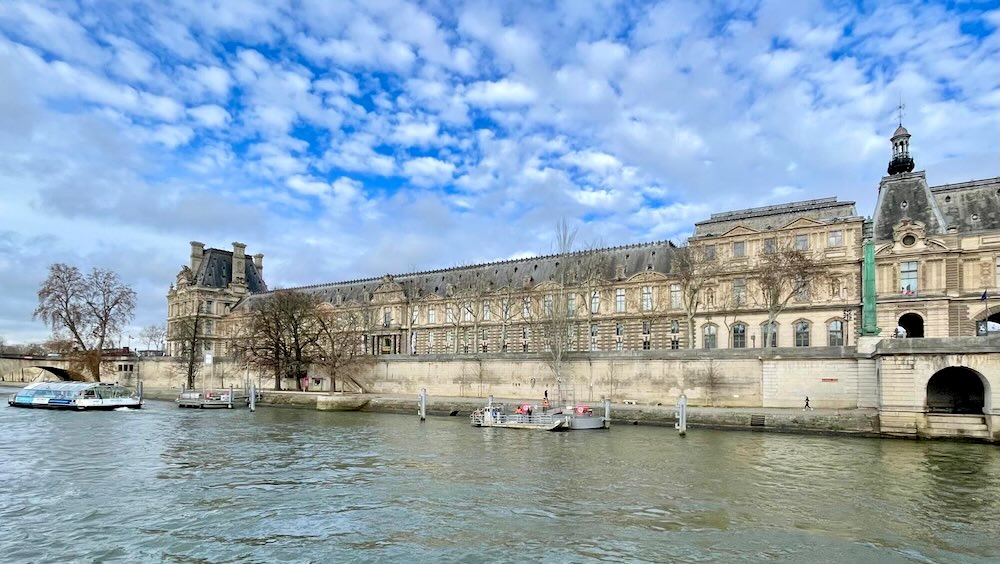 セーヌ川沿いに建つオルセー美術館