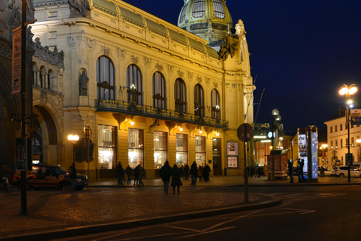 チェコ・プラハ旧市街に建つ、アールヌーヴォー建築様式の市民会館
