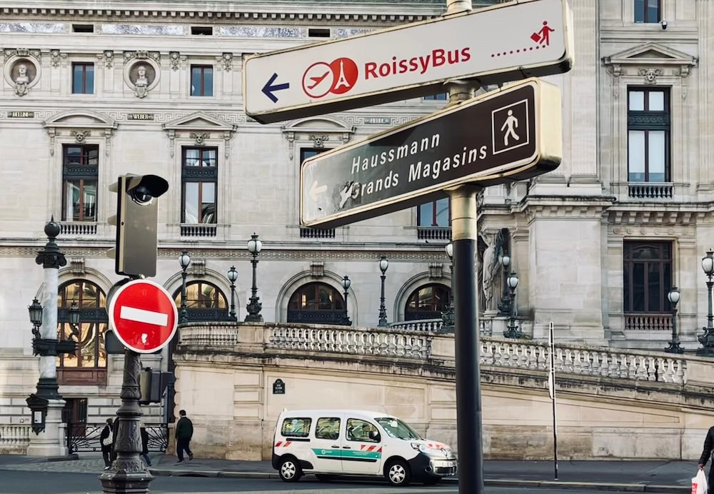 ロワシーバス（RoissyBus）オペラ停留所の案内表示