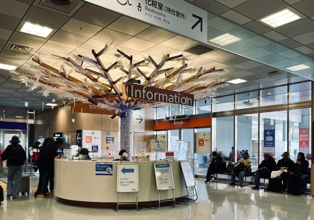 バスタ新宿のインフォメーションカウンターと待合スペース