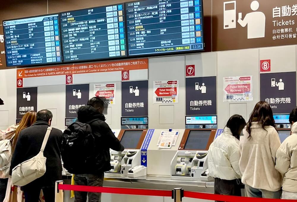 バスタ新宿の高速バス自動券売機と行き先案内モニター