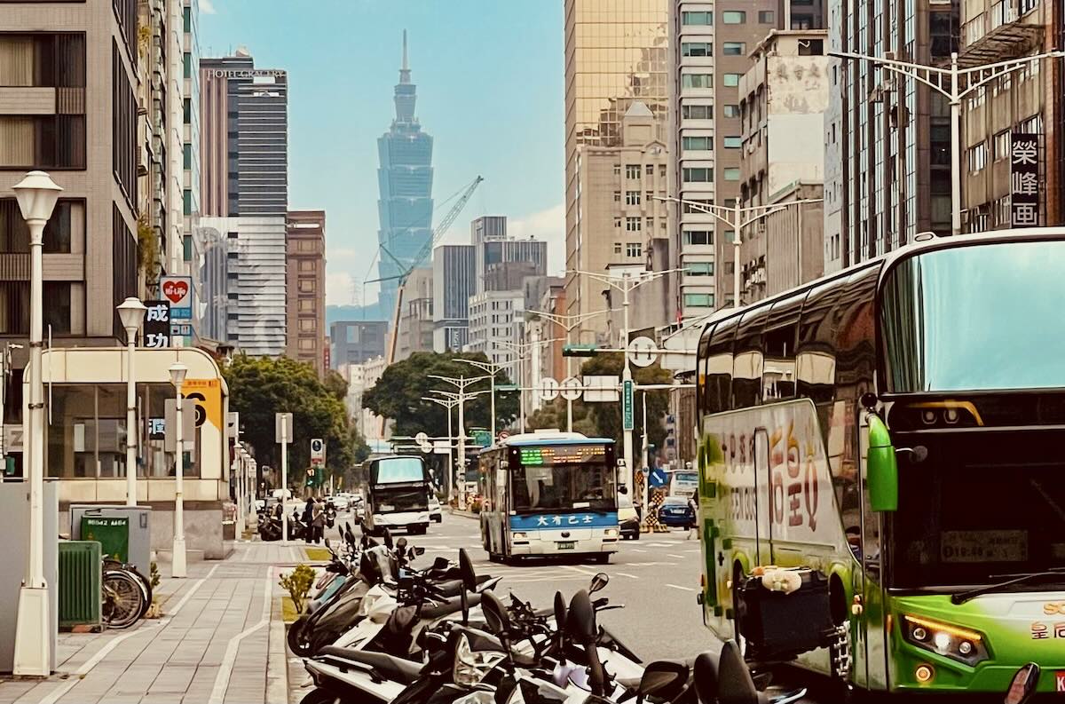 台北中心街の主要道路から見る台北101