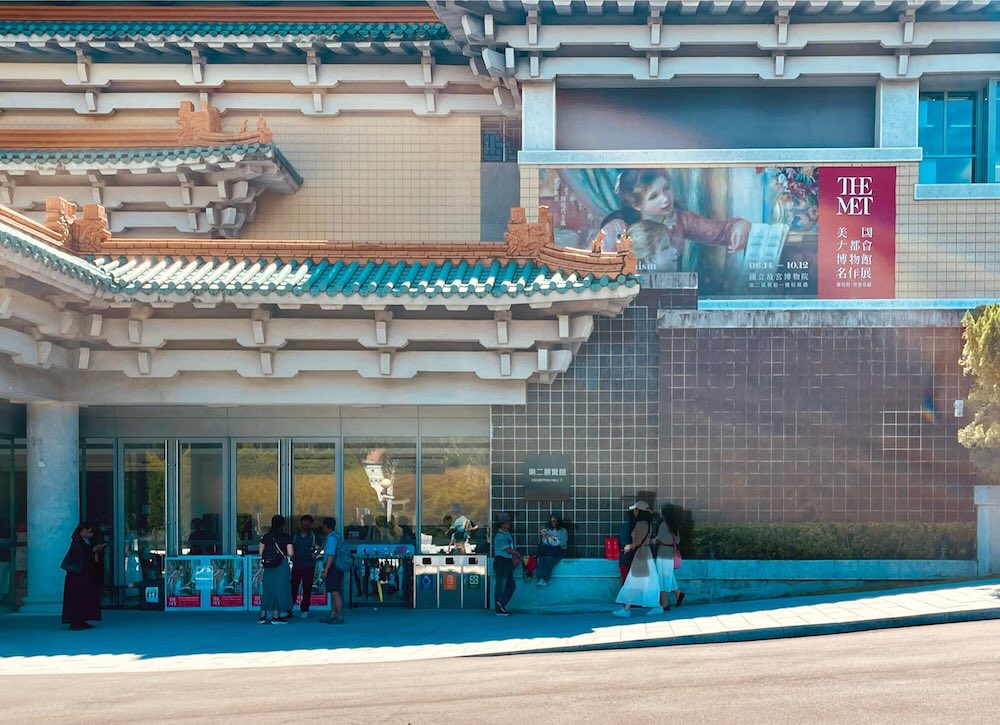 第二展覧館の外壁に掲出された展覧会ポスター。内部も外部も一体感のある導線