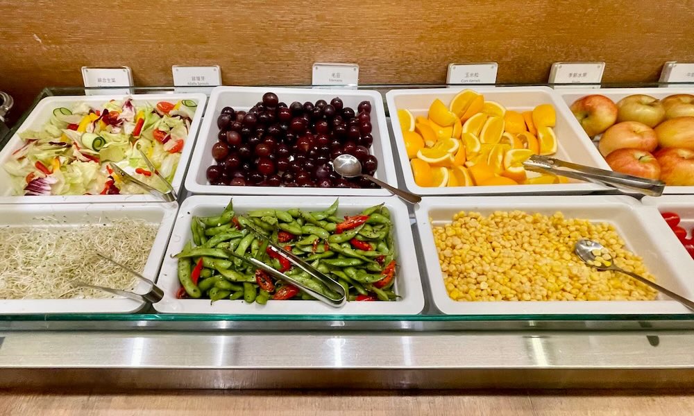 台北桃園空港第二ターミナル・チャイナエアライン ビジネスラウンジ 野菜とフルーツコーナー