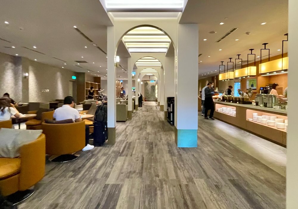 台北桃園空港第二ターミナル・チャイナエアライン ビジネスラウンジ ソファエリアとビュッフェ