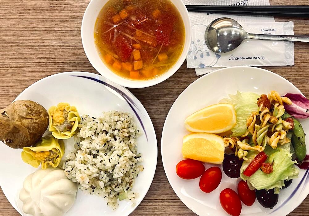 台北桃園空港第二ターミナル・チャイナエアライン ビジネスラウンジ 食事の様子