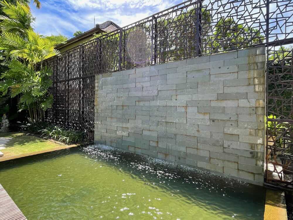 バリ島 ザ・アマラのスチールで囲まれた石の壁