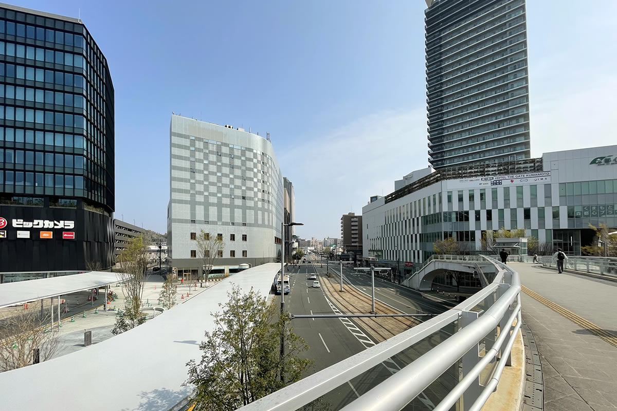 熊本市西区春日・ザ熊本タワーへ向かう歩道橋から見たビックカメラアミュプラザくまもと店方面