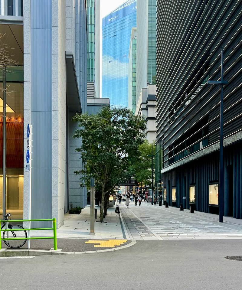 日本橋エリアの整った街並みとオフィスビル