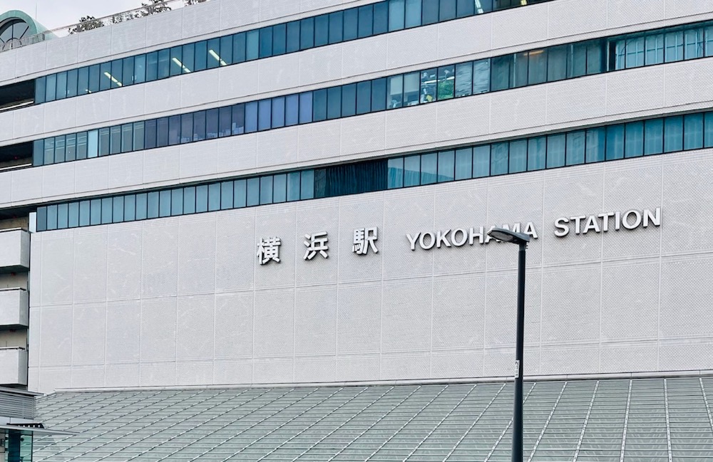 横浜駅東口からザ・ヨコハマフロントタワーを見る