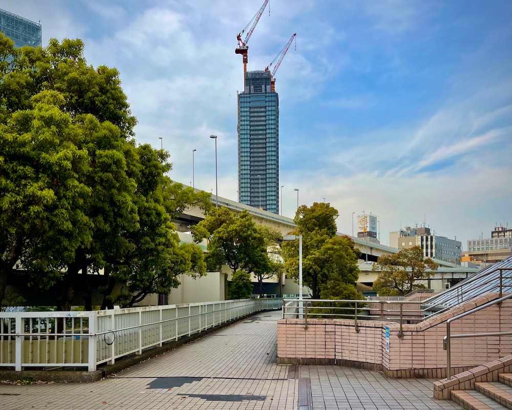 横浜駅東口からザ・ヨコハマフロントタワーを見る