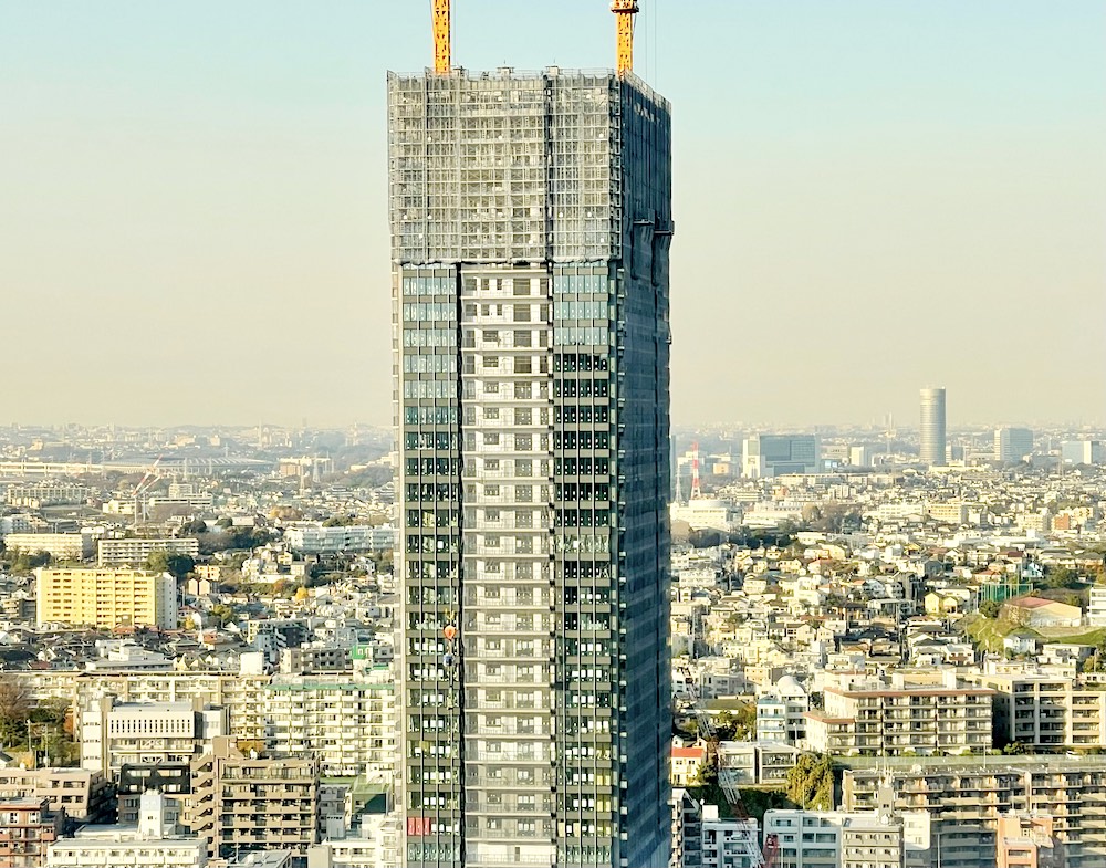 横浜スカイビルからザ・ヨコハマフロントタワーを見る