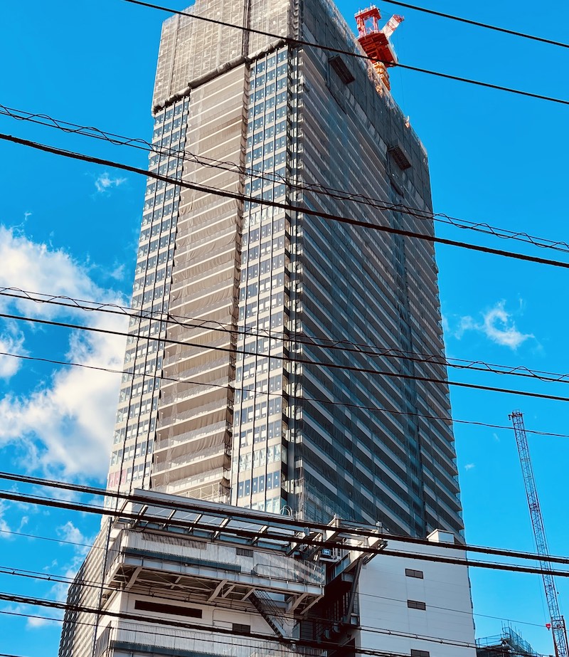 ザ・ヨコハマフロントタワーを横浜駅北口から見る
