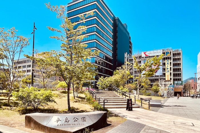 辛島公園の緑と日本生命熊本ビルのコントラスト