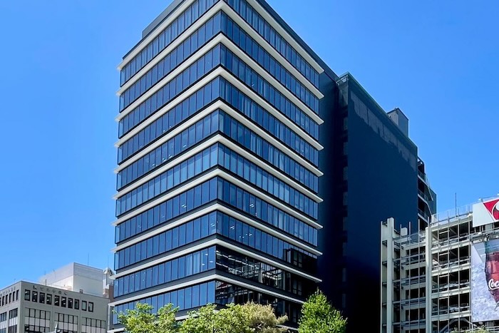 日本生命熊本ビル 外観 ガラス張りのモダンな建築