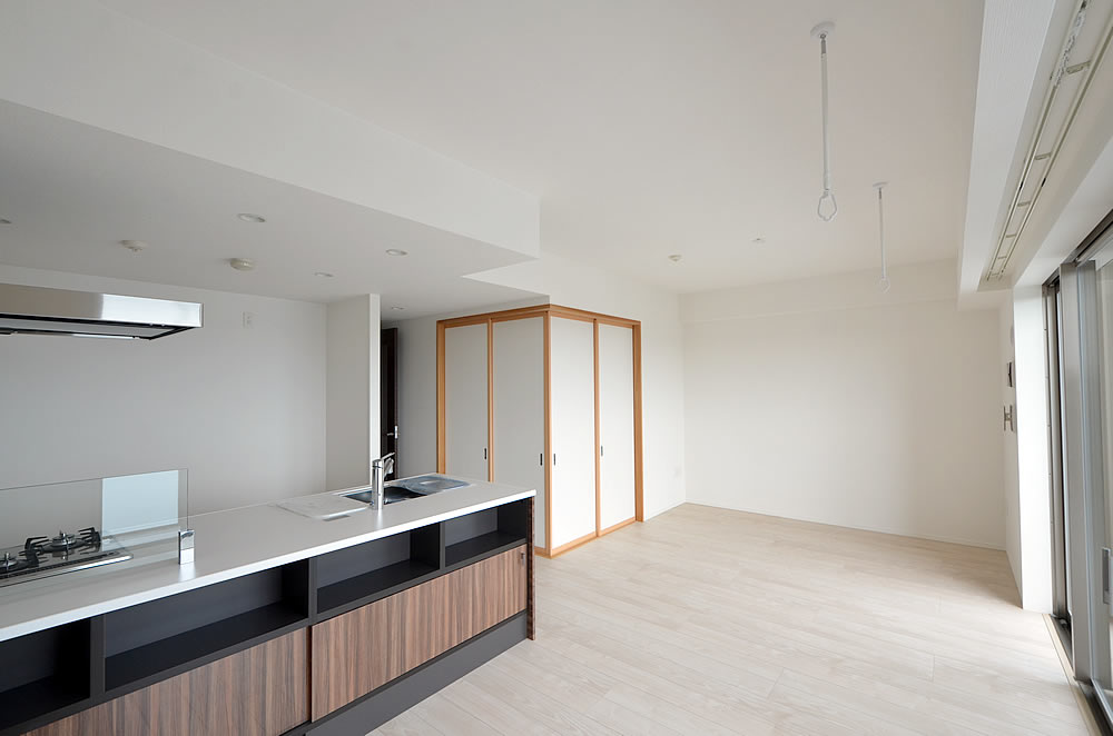 プレミスト大江本町の白を基調としたプライベート空間にはどんな家具でもバッチリ合いそうです