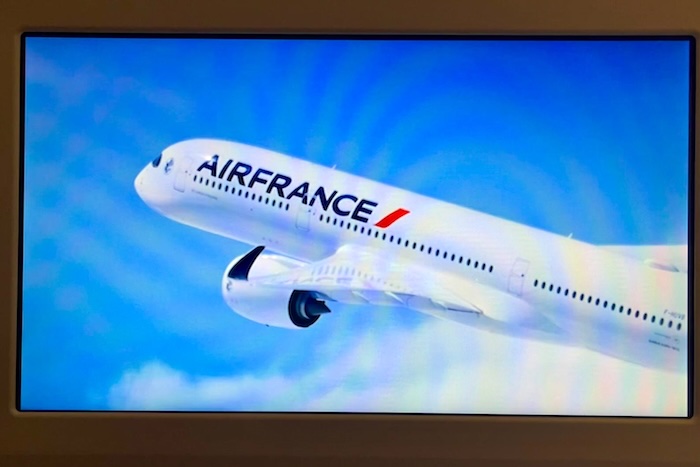 A350の機首クローズアップ。洗練された流線型と、空の青を反射する機体の質感が『美学』を物語る。