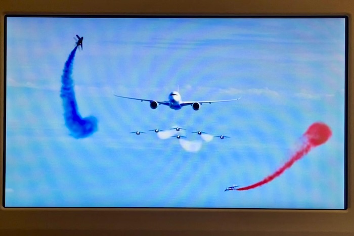 正面から迫る A350。左右から回り込むジェット機のスモークが、巨大な渦となって空間を支配する。