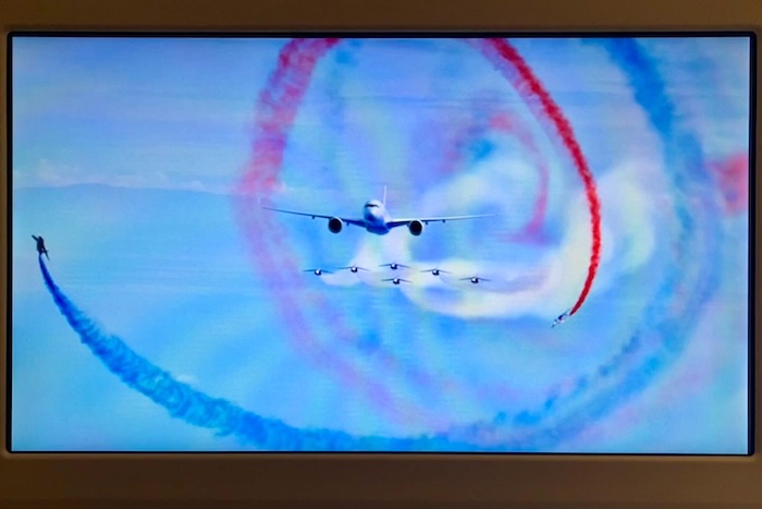 トリコロールの渦の中を突き進む A350。空そのものがエールフランスのアイデンティティに染まる瞬間。