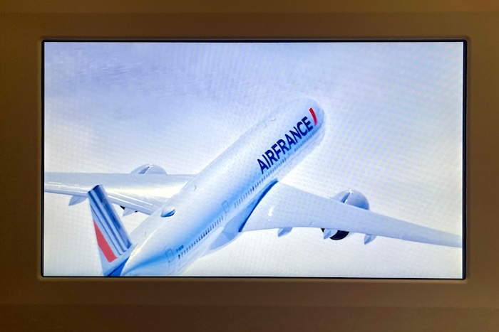 雲海を背景に、陽光を浴びて輝くエールフランス A350-900 の機体中央。AIRFRANCEのロゴが誇らしげに浮かび上がる。
