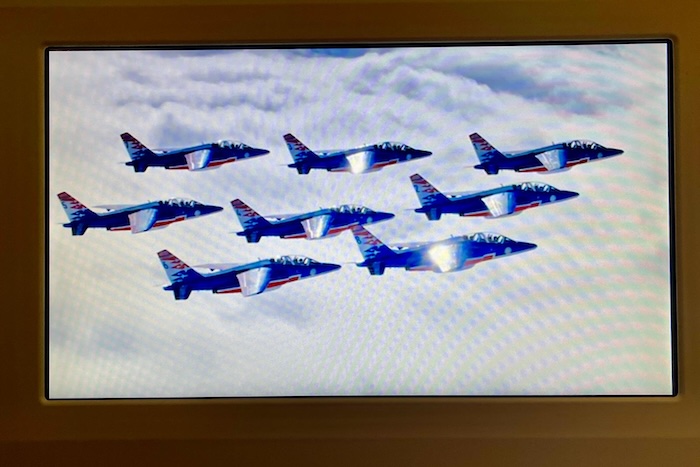 フランス空軍アクロバットチーム『パトルイユ・ド・フランス』のアルファジェット8機による、一糸乱れぬダイヤモンド編隊。