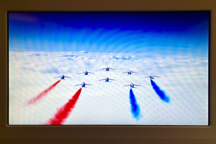 青・白・赤のトリコロールのスモークを引きながら、空にフランス国旗を鮮やかに描き出すアルファジェット。