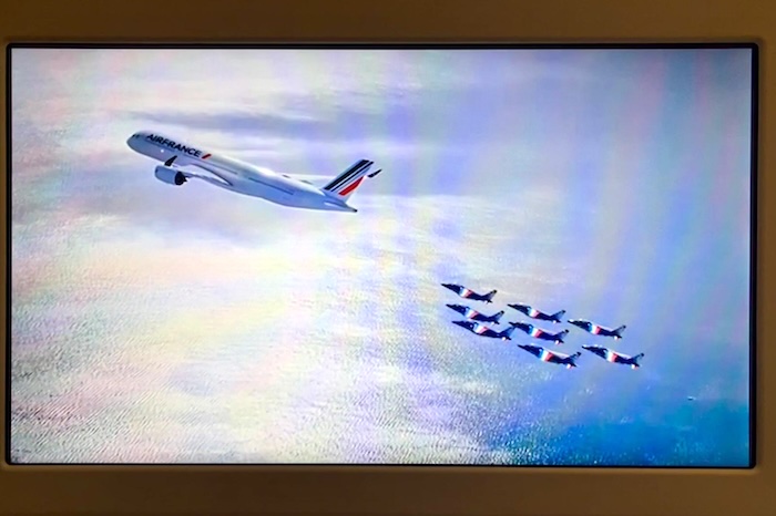 悠々と上昇するA350-900。その後方をパトルイユ・ド・フランスが追随し、壮大な物語のクライマックスへ。