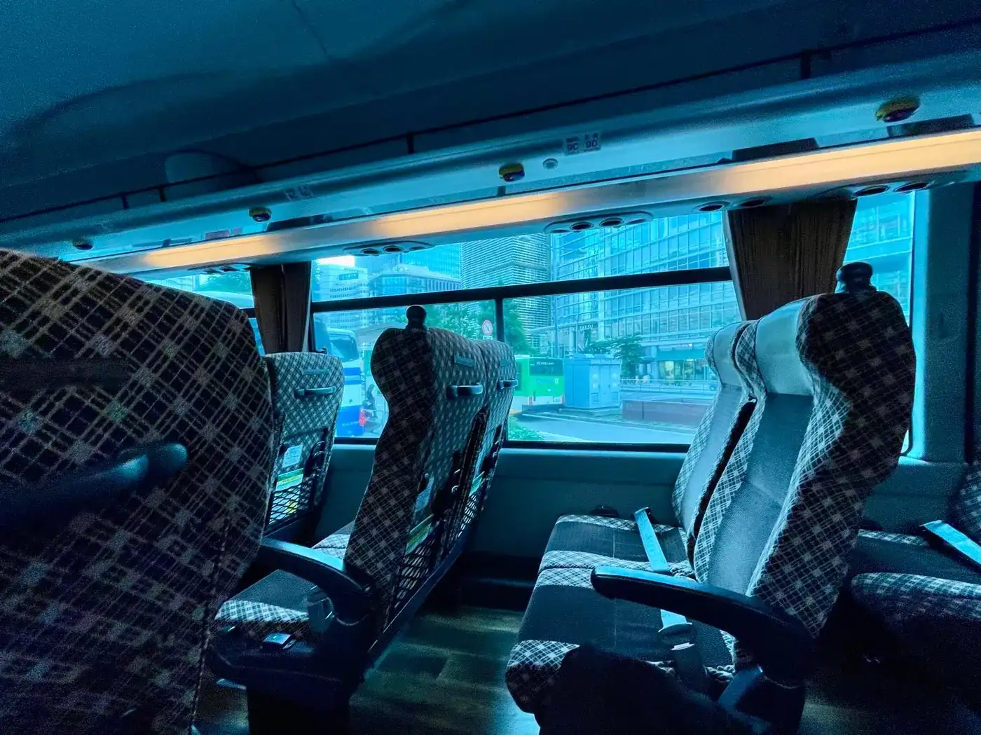東京駅を出発する車内から見える東京ミッドタウン八重洲周辺のビル群