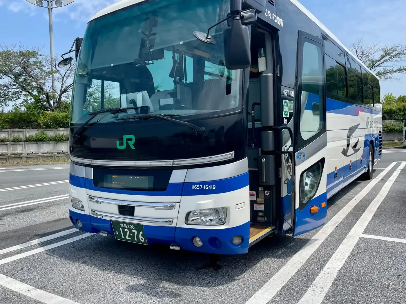 上里サービスエリアに停車する上州ゆめぐり号の車両前方