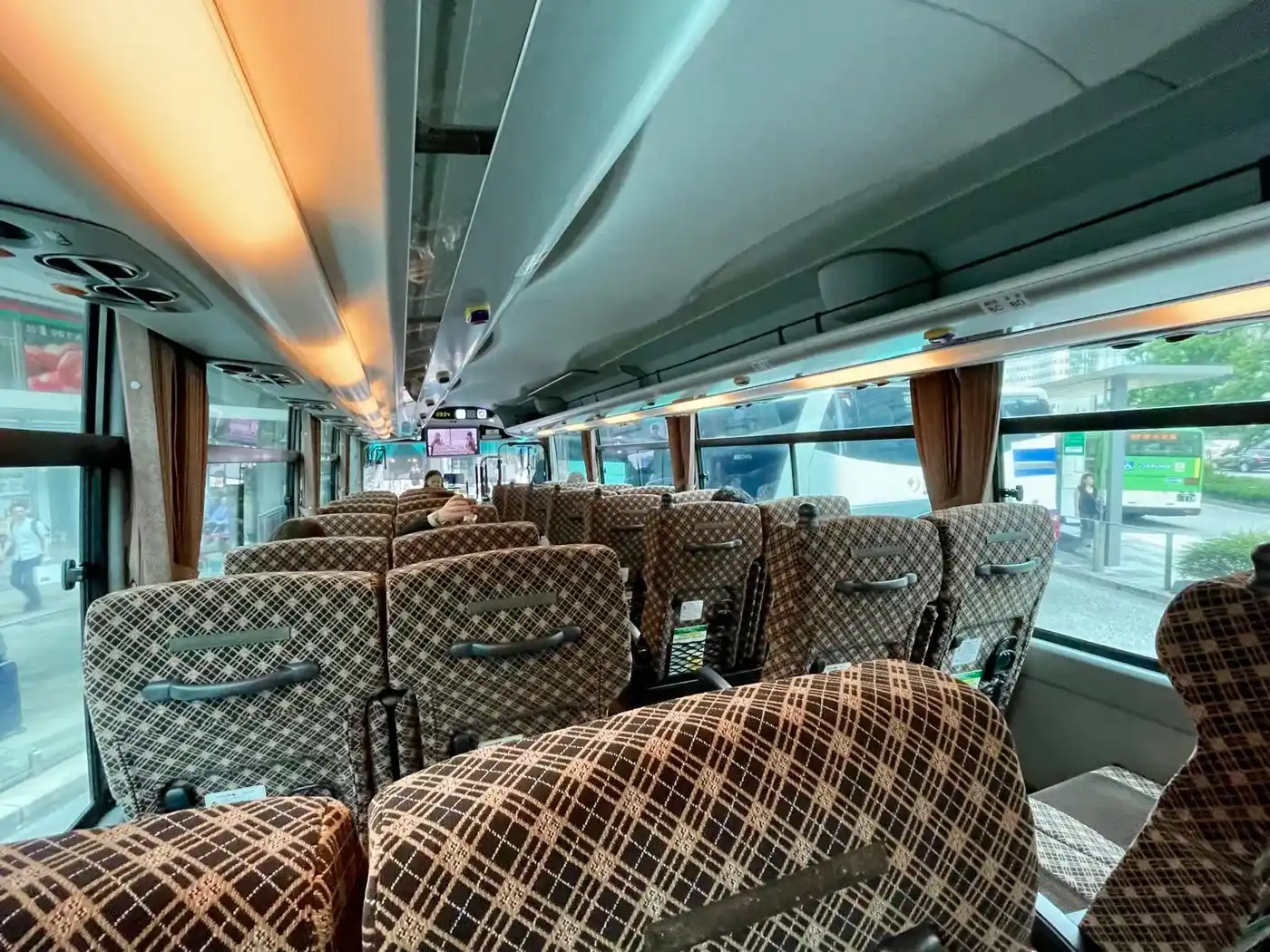 上州ゆめぐり号の車内、通路を挟んだ4列シート