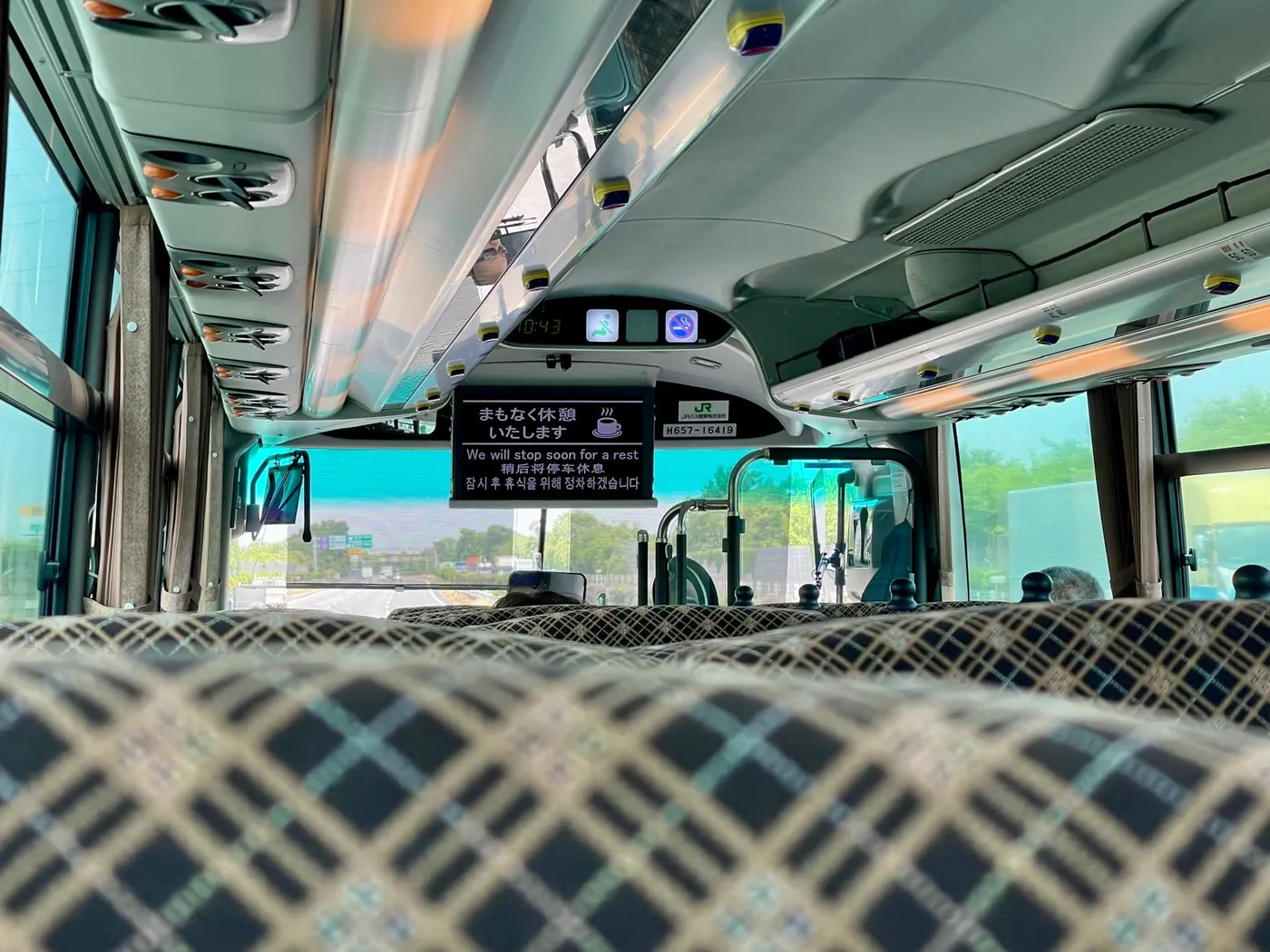 車内モニターに表示された「まもなく休憩いたします」の案内