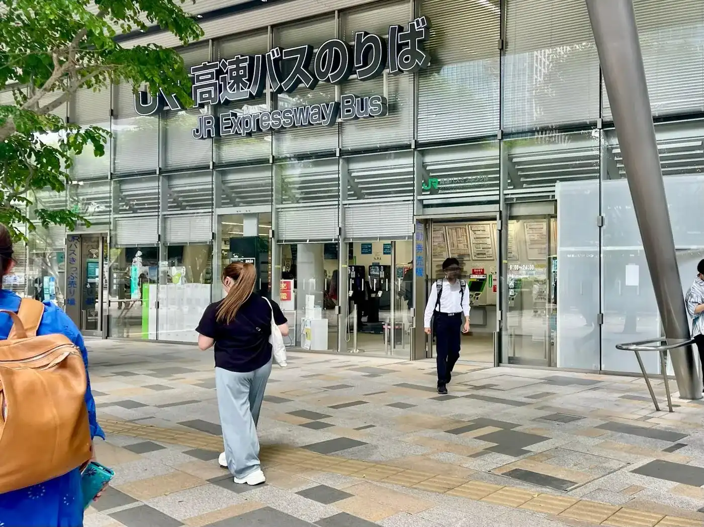 JR高速バスのりばのチケット売り場、ガラス張りの建物入口
