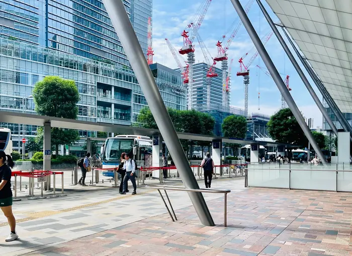 東京駅八重洲口のJR高速バスターミナル、複数の乗り場に停車するバス