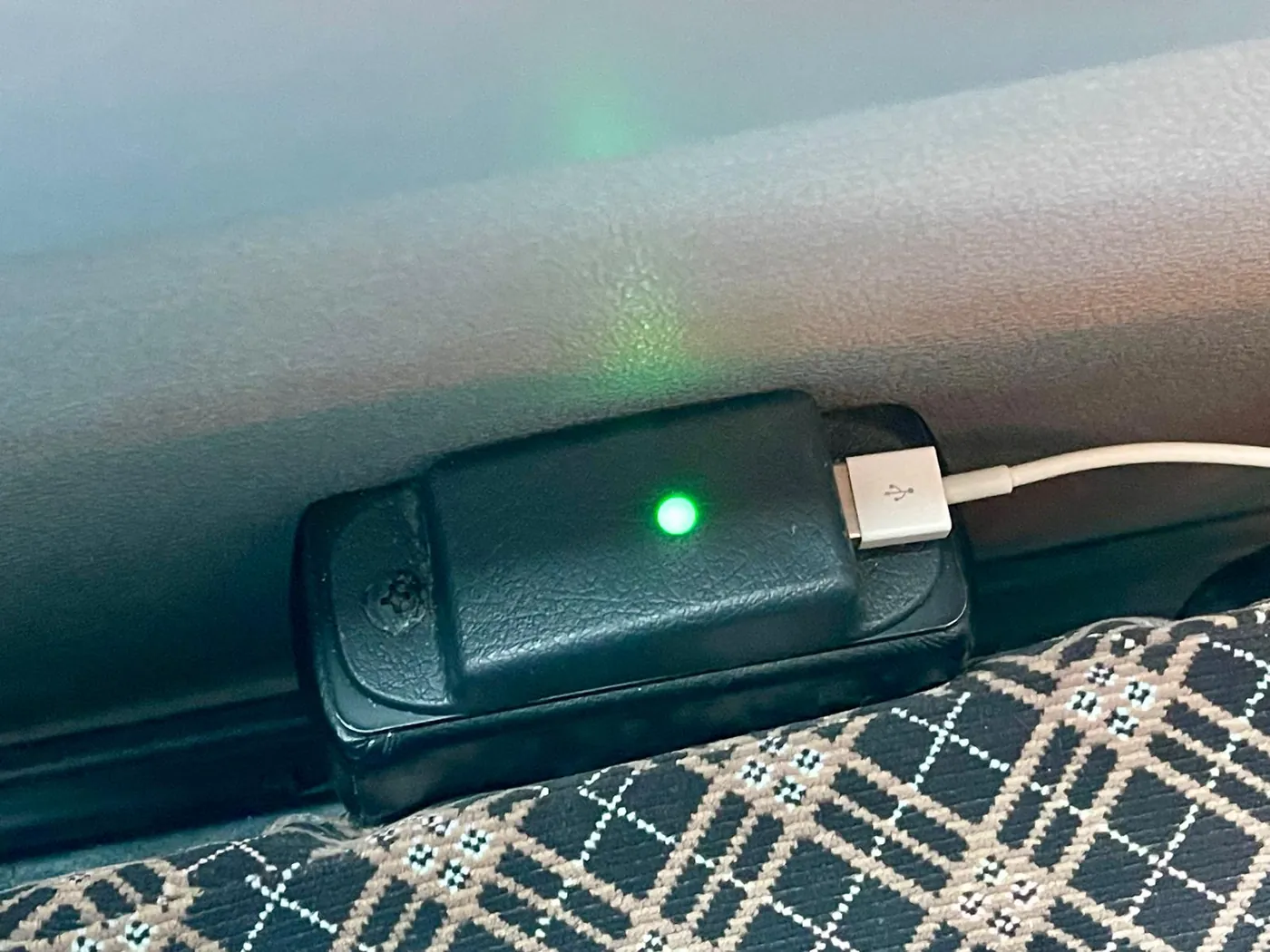 座席付近に設置されたUSB充電ポート、緑色のランプ