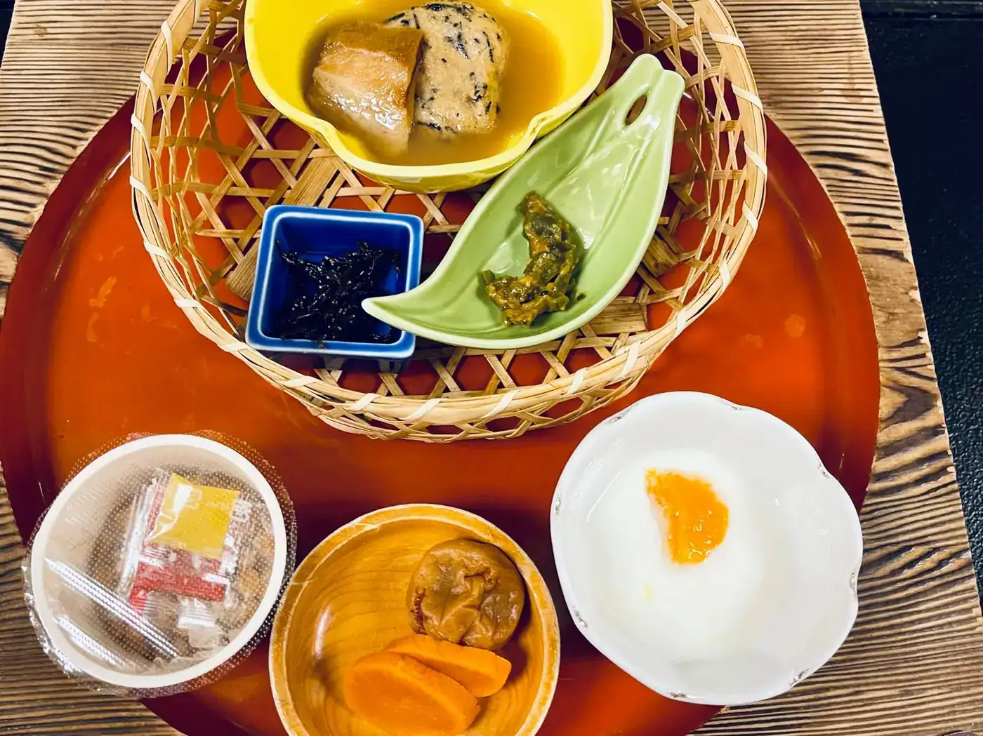 竹かごに盛られた朝食の小鉢たち