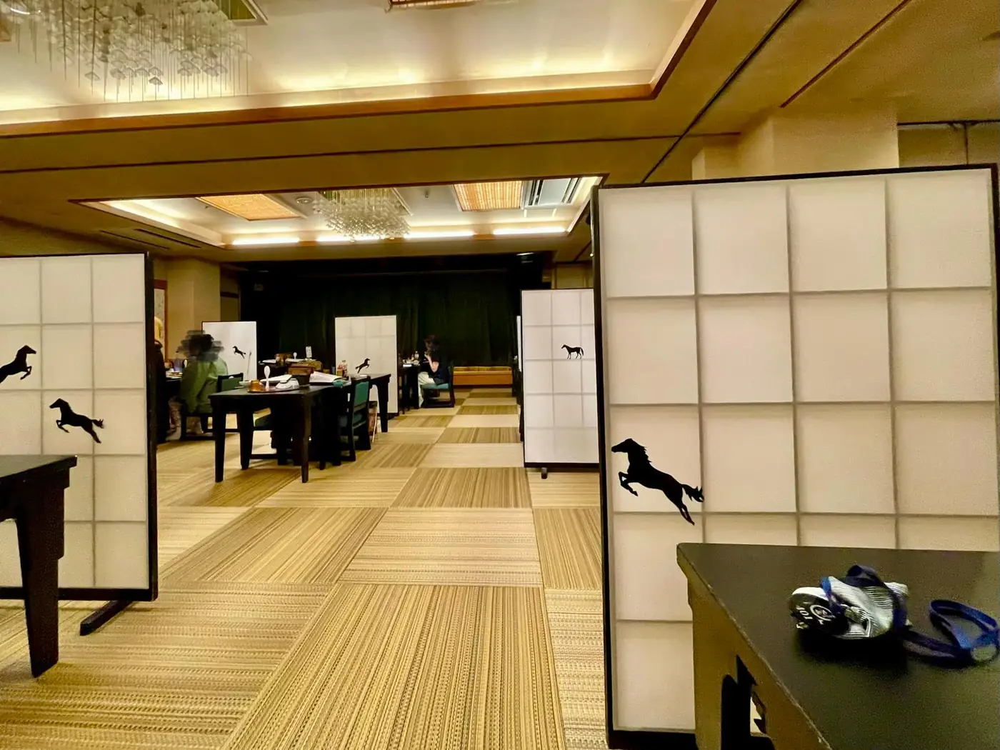 和心の宿 大森の朝食会場、馬のシルエットの障子間仕切り