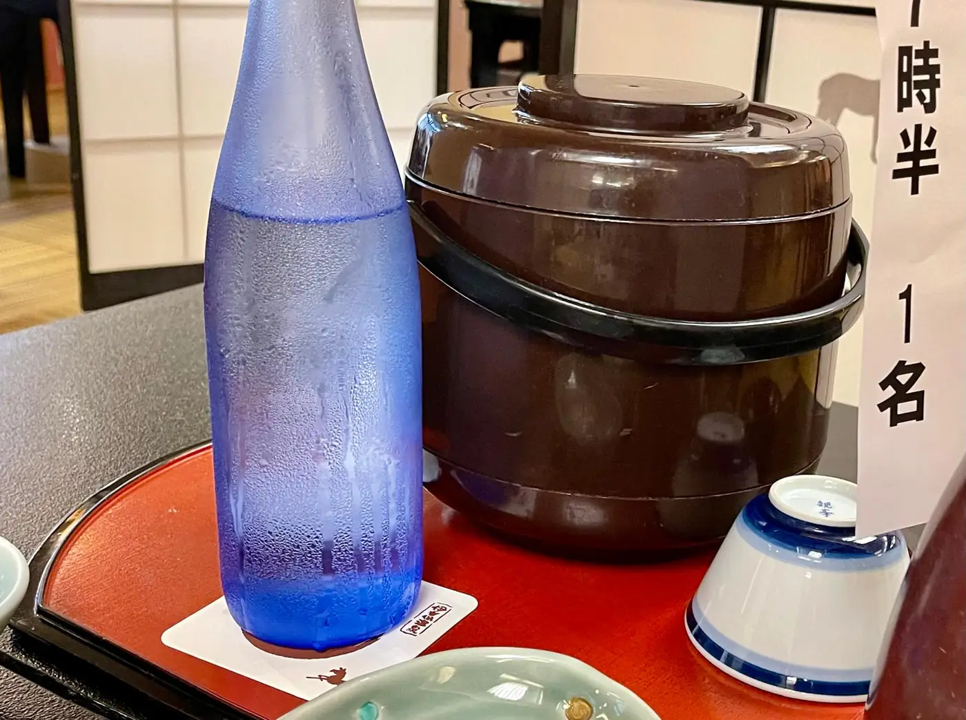 ご飯のお櫃と、よく冷えたお水のボトル