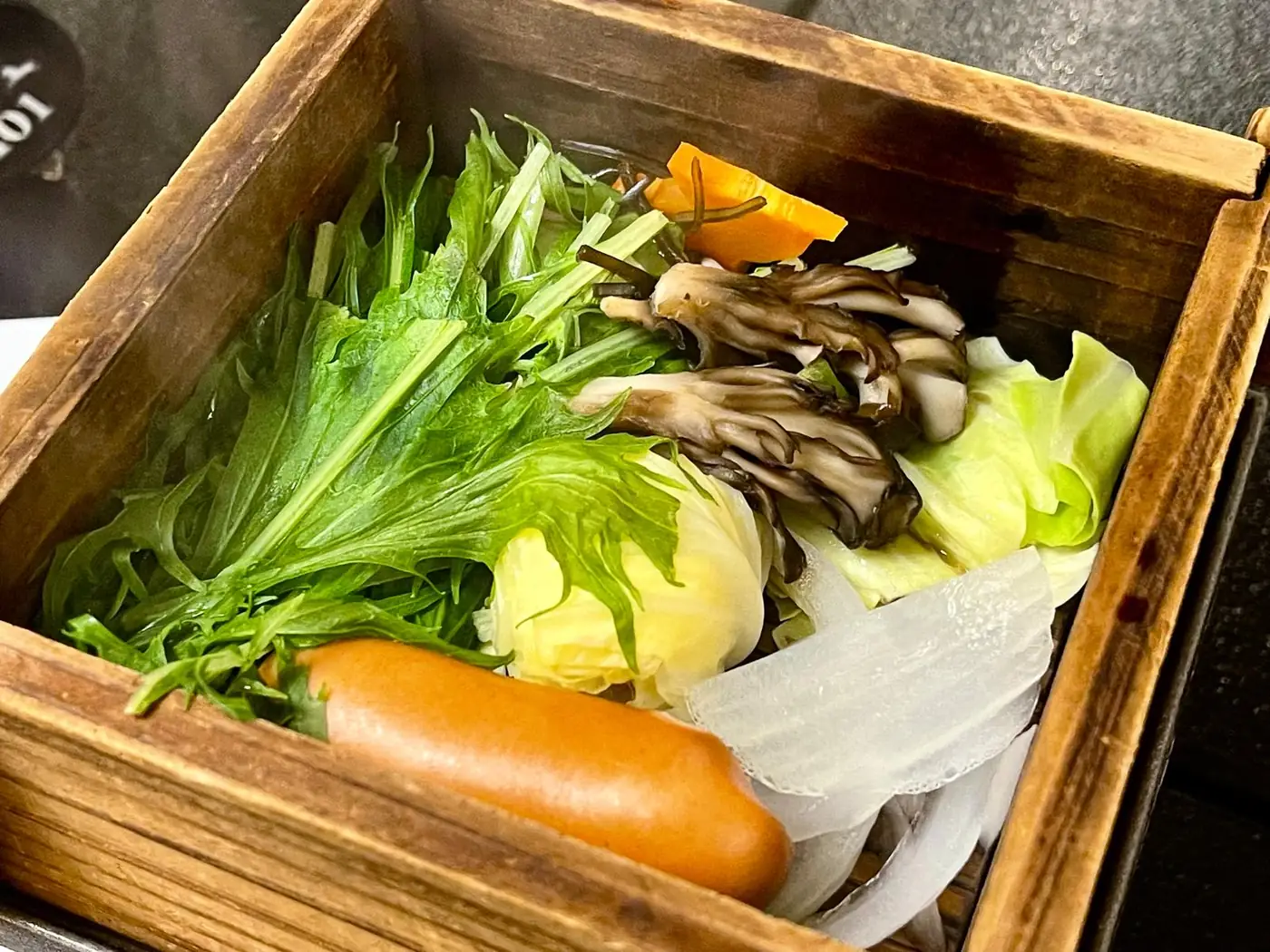 木箱に盛り付けられた彩り豊かな蒸し野菜
