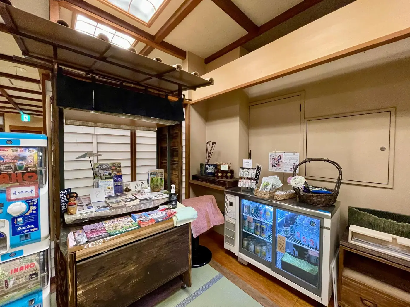 売店コーナー、カプセルトイやこけし、ドリンクのショーケース