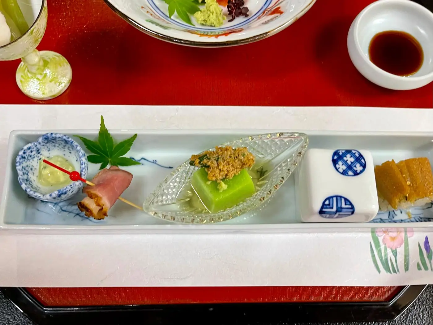 生ハムの串や胡麻豆腐など、彩り豊かな組肴の盛り合わせ