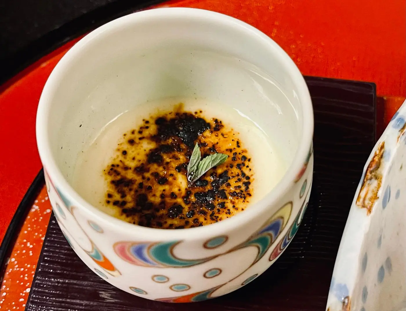 表面を炙った香ばしいミルクプリン、ミントを添えて