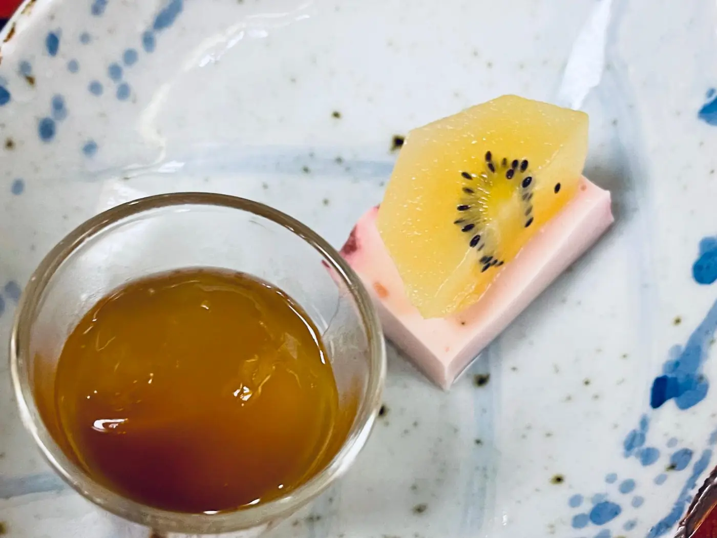 キウイのジュレを添えたデザートのクローズアップ
